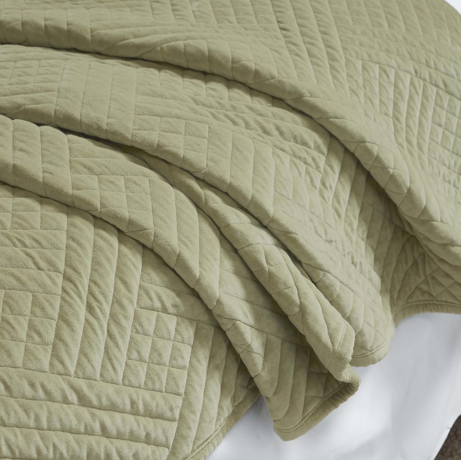 Superior 100% Cotton Velvet 3-Piece Quilt Set, 1 Lightweight Breathable Coverlet, 2 Pillow Shams, Comfy Home Essential Bedding, Cotton Fill, Geometric Aesthetic, Karina Collection, King Size, Sage