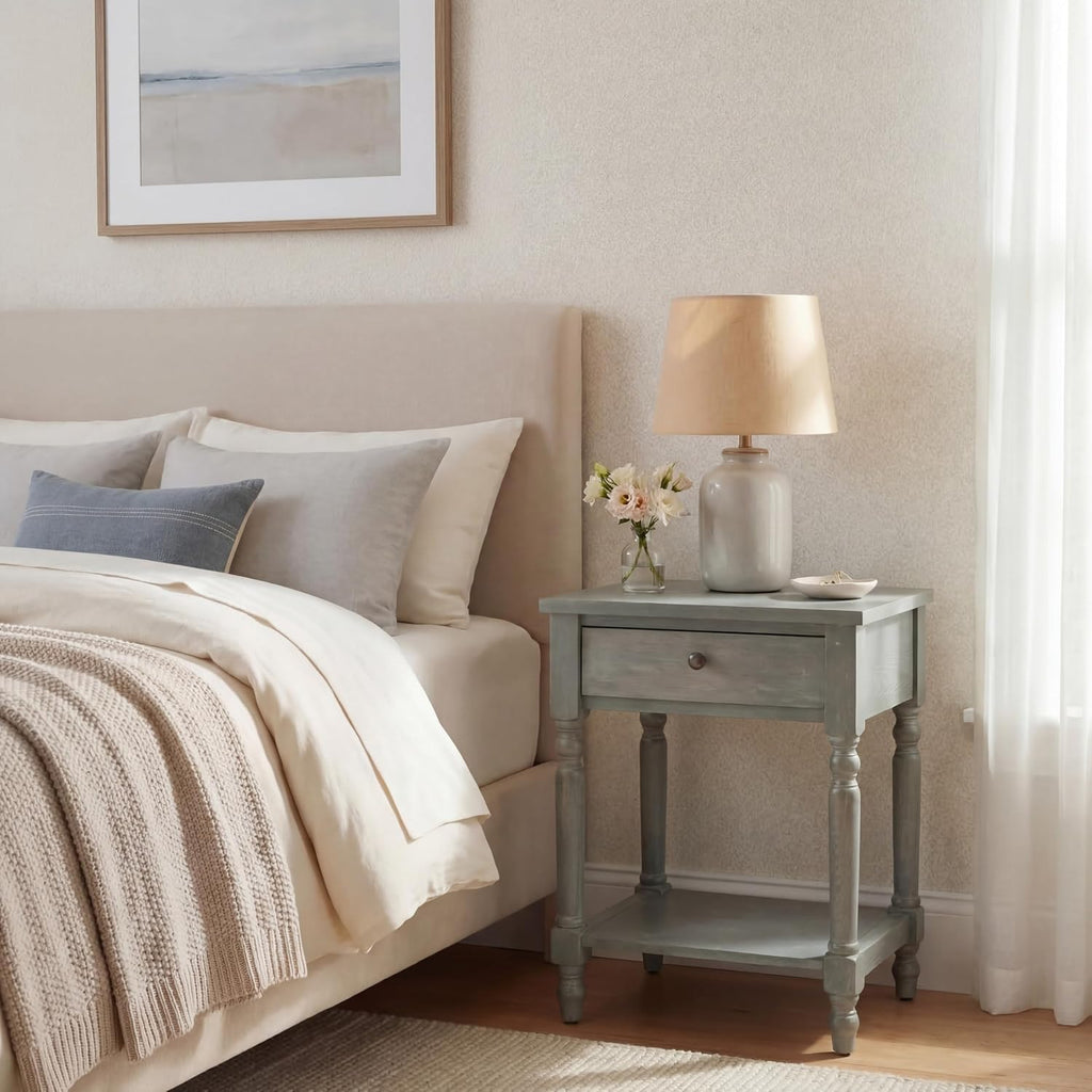 SAFAVIEH Home Collection – Tami Ash Grey Nightstand with Drawer & Shelf, Vintage Farmhouse Accent Table, Turned Leg Design (AMH6604B)