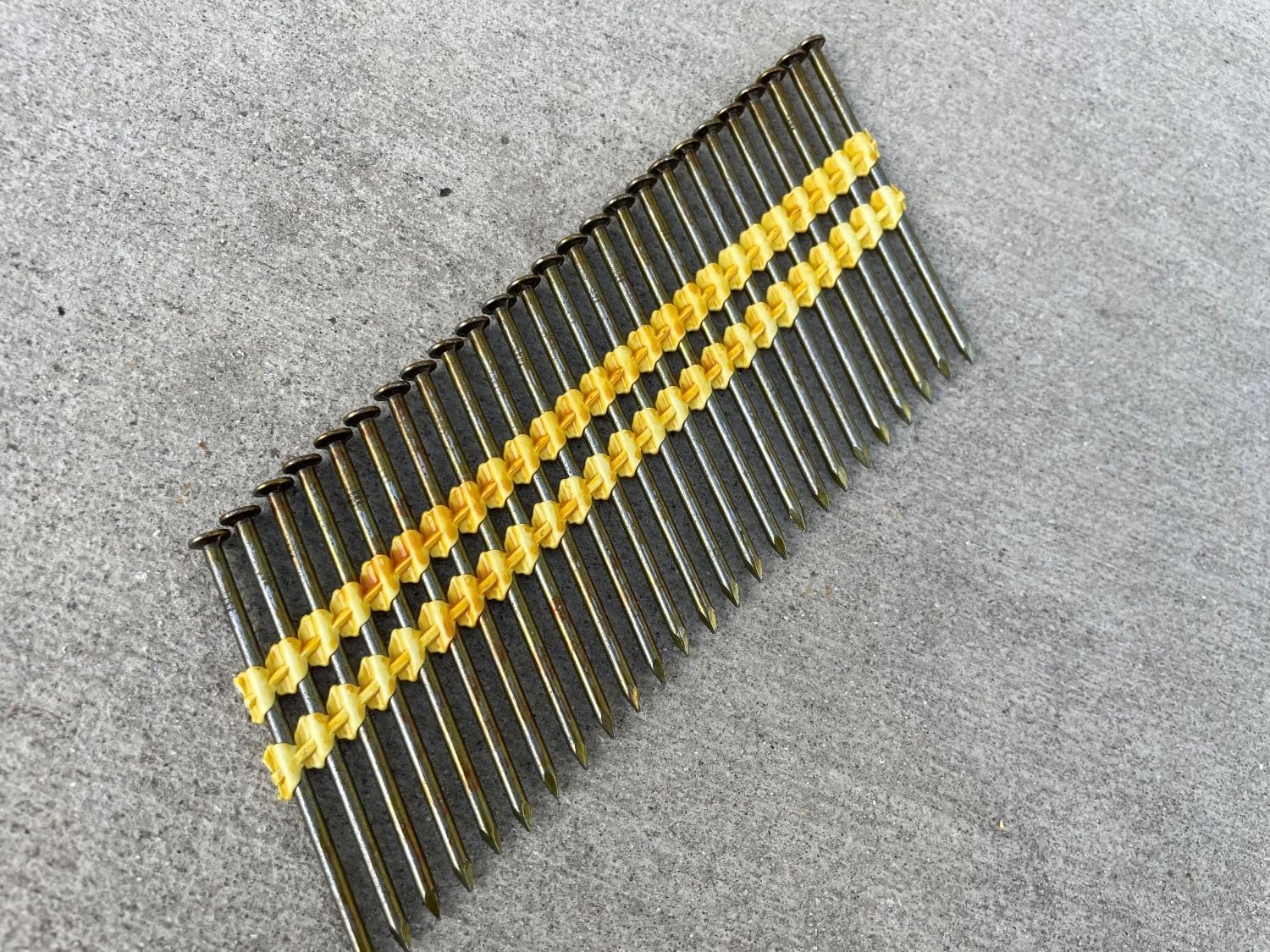 Sandbaggy 21 Degree Framing Nails (3 inch x 0.12 inch) - Plastic Strip Collated Nails - 1/4' Round Head, Smooth Shank, Vinyl Coated - 11 Gauge (5500)