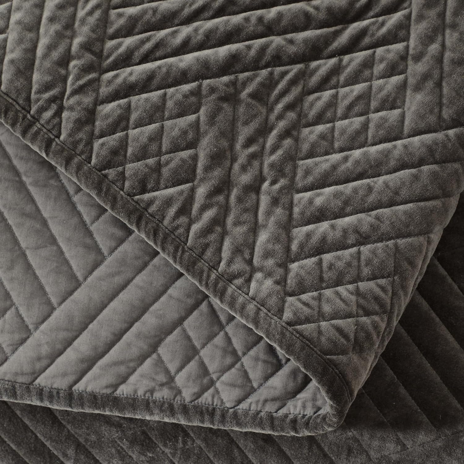 Superior 100% Cotton Velvet 3-Piece Quilt Set, 1 Lightweight Breathable Coverlet, 2 Pillow Shams, Comfy Home Essential Bedding, Cotton Fill, Geometric Aesthetic, Karina Collection, King Size, Grey